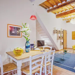 Michael's - Cozy In The Heart Of Lucca